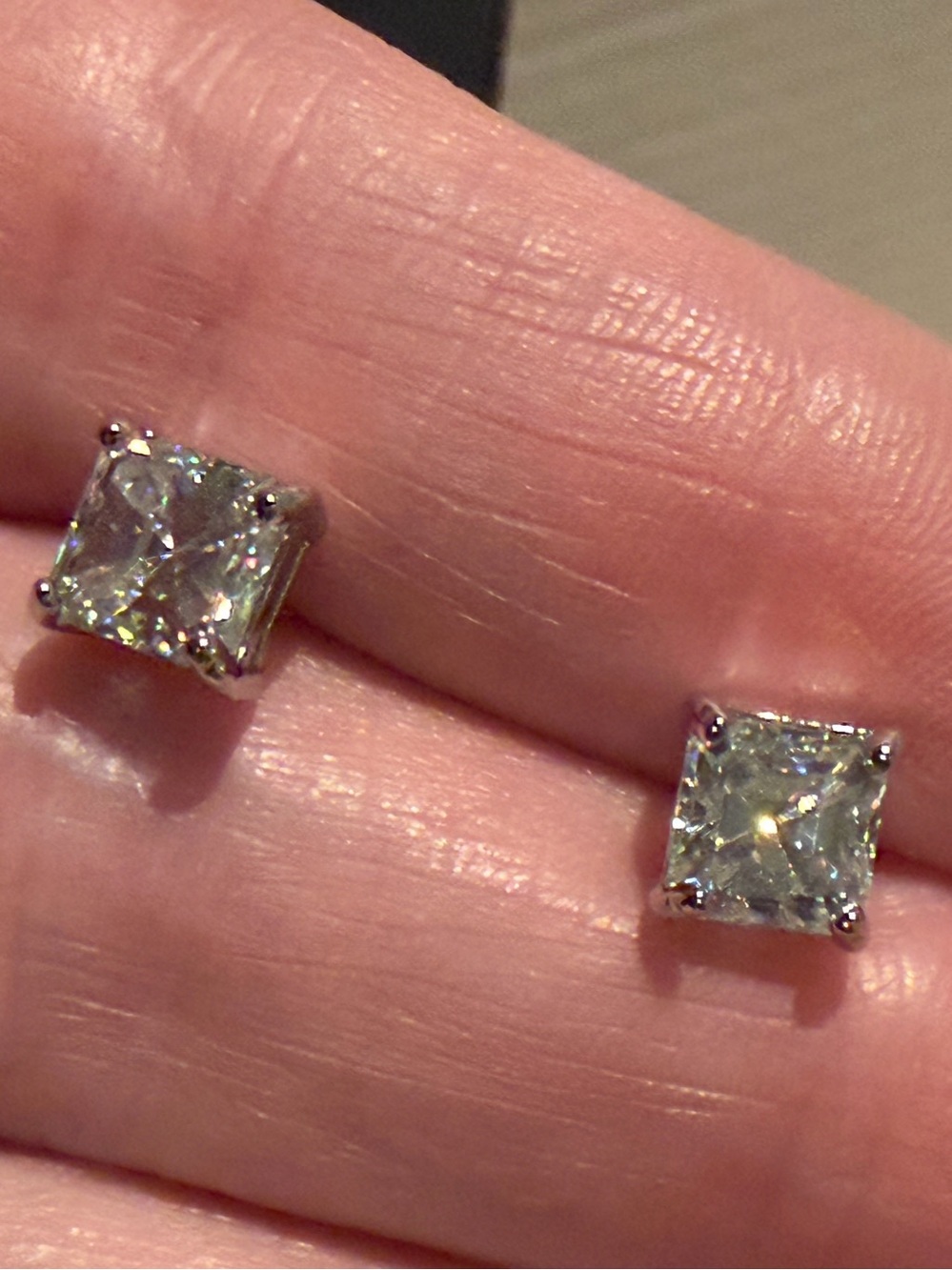 Asscher cut 925
Sterling 1.0 Carat VVS1
Clear Moissanite Stud size 6*6Color:D